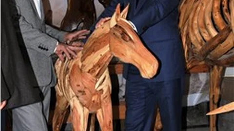 Orjinal boyutlardaki ahşap atlar, beğeni topladı
