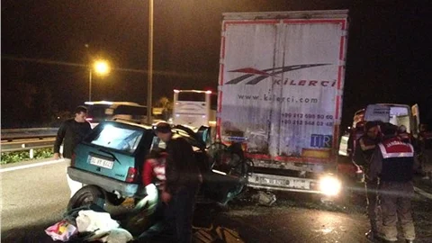 Cenaze yolunda kaza Anne ile oğlu öldü, 3 kişi yaralandı