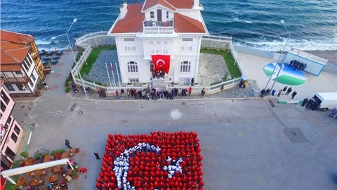 Mudanya'da 330 kişiyle Türk Bayrağı oluşturuldu