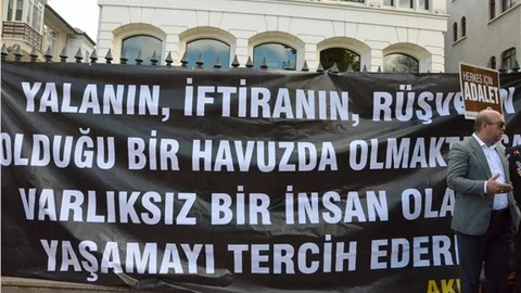 Bugün ve Kanaltürk binası önünde yeniden kalabalık arttı