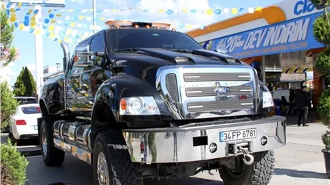 Petrol istasyonunun açılışını 400 bin Euro’luk dev araba ile yaptılar