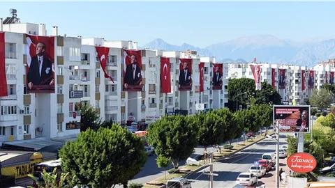 Muratpaşa kırmızı-beyaza büründü