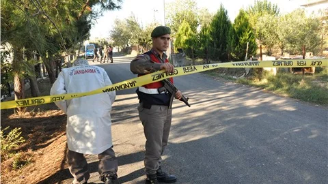 Karısını bıçaklayarak öldürdü, kendini yaraladı