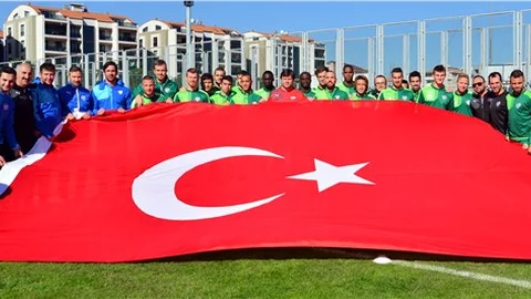 Bursasporlu futbolculardan dev bayraklı kutlama