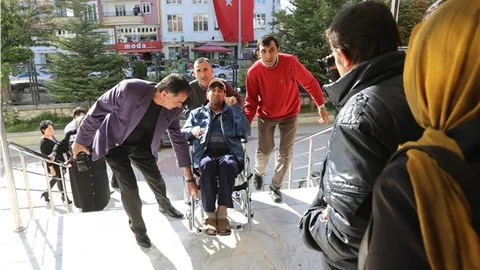 Engelli vatandaş oy kullanabilmek için Vali’den yardım istedi