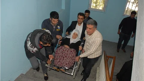 Batman’da 105'lik nine sandık başına tekerlekli sandalyeyle götürüldü