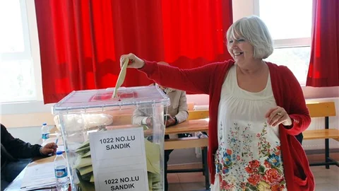 Türk vatandaşı İngiliz Margaret Rose Eren de oy kullandı
