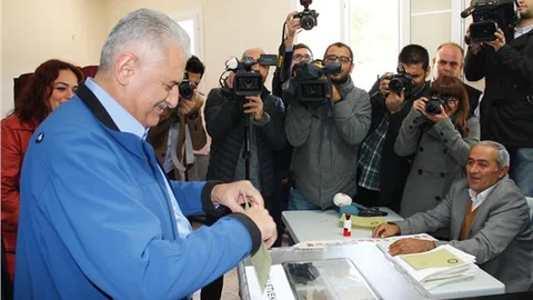 AK Parti İzmir adayı Yıldırım oyunu kullandı