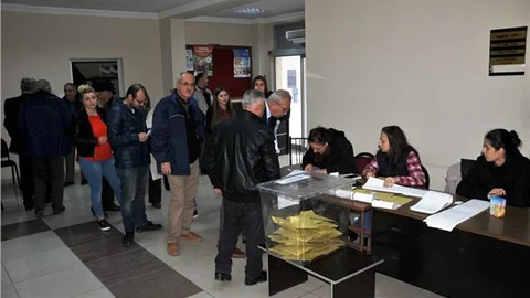 Samsun'da yaşlısı genci vatandaşlık görevi için sandığa koştu