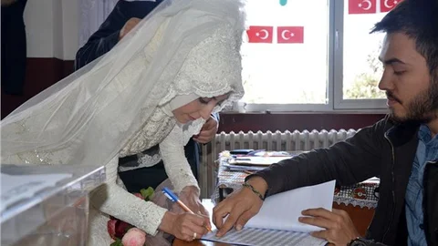 Gelinle damat oylarını kullanıp düğüne geçti