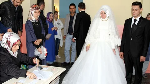 Gelinliğiyle oy kullandı