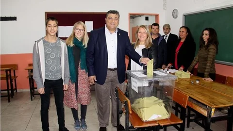 CHP Milletvekili Sındır babaocağında oy kullandı