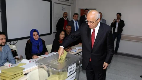 Fethi Yaşar Türk milletinin vereceği karar gelecek açısından çok önemli