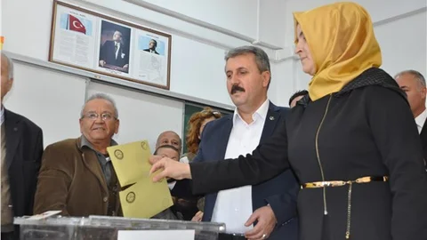 Mustafa Destici oyunu Keçiören'de kullandı