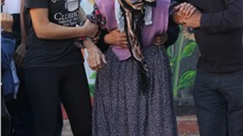 103 yaşındaki Emine nine, oyunu okul bahçesinde kullandı