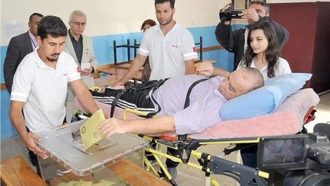 Ambulansla götürüldü, ayağı ve kalçası kırık halde oy kullandı