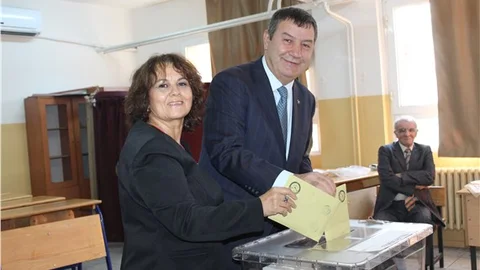 MHP İzmir İl Başkanı Karataş, oyunu kullandı