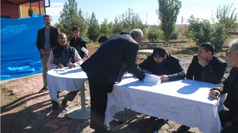 Batman’da köy sakinleri açık alanda oy kullandı