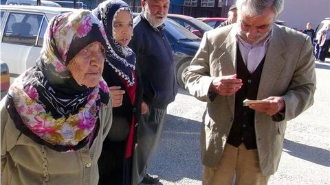 102 yaşında oy kullanmaya yürüyerek gitti