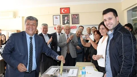 Balbay Her oy bir çividir, kullanılmayan oy demokrasinin çivisini çıkarır