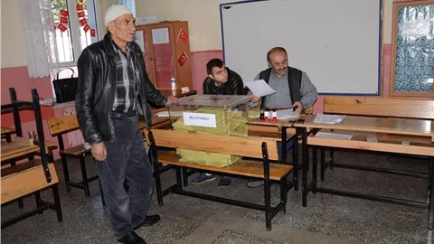 Kimliksiz oy kullandıran sandık başkanı, itiraz eden müşahitlere kimlik sordu