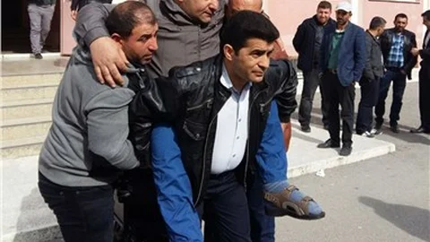 Manisa'da felçli ağabeyini sırtında taşıyarak oy kullandırdı