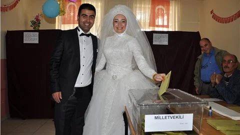 Genç çift önce oy kullandı sonra düğün yaptı