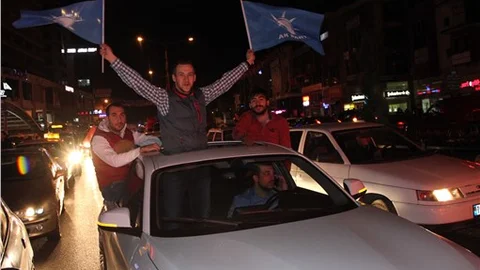 AK Parti konvoy ve havai fişekle kutladı