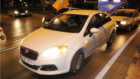 AK Partililer seçim sonucunu Cumhuriyet Meydanı'nda kutladı