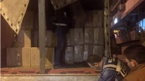 İran'dan getirilen kaçak sigaralar İzmir'de ele geçirildi