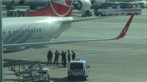 Uçaktan düşen personelin bileği kırıldı