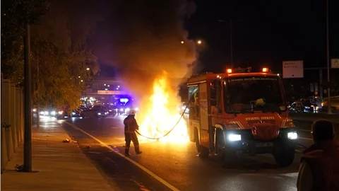 Seyir halindeki otomobil alev alev yandı