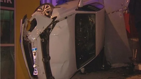 Takla atan otomobil güvenlik görevlisinin kulübesini teğet geçti