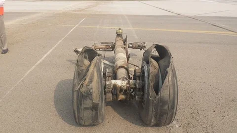 Pakistan’da yolcu uçağı acil iniş yaptı 10 yaralı