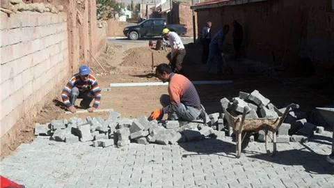 Sarıoğlan ilçesinde caddelere parke döşeniyor