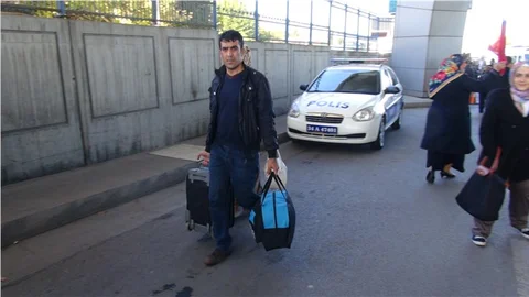 Uçağa yetişmek için dakikalarca valizleriyle yürüdüler