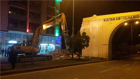 ‘Sultan Abdülhamit Han’ kapısı 3 yıl sonra gece yıkıldı