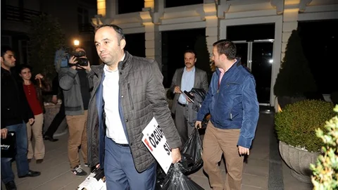 Bugün Gazetesi'nin işten çıkarılan çalışanları gözyaşlarıyla kurumdan ayrıldı