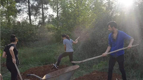 Çukurova Kent Bahçeleri Projesi kapsamında öğrenciler bostan kurdu