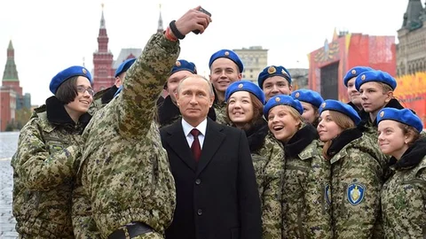 Rus gençler Putin’le Kızıl Meydan’da selfie çekti