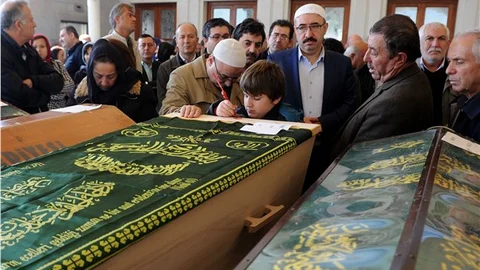 Vefat eden eğitim gönüllüsünün oğlu, tabutun başından ayrılmadı