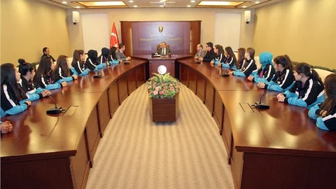 Bayan futbol takımından Vali Yazıcı’ya ziyaret