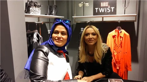 Hadise moda koleksiyonu tanıtımında hayranlarıyla bir araya geldi