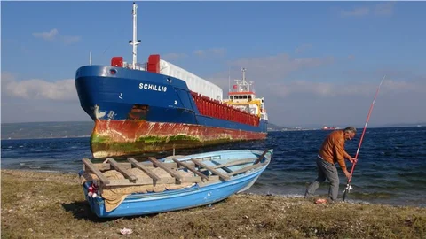 Çanakkale Boğazı'nda karaya oturan gemiyi kurtarma çalışması yapılıyor