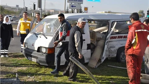 Ambulans, minibüse çarptı 2 yaralı