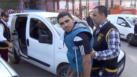 Kırık ayakla yattığı yerden 71 bin lira dolandırdı