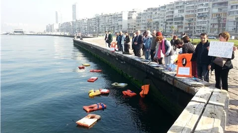 Ege Denizi'ndeki ölümler can yelekleriyle protesto edildi