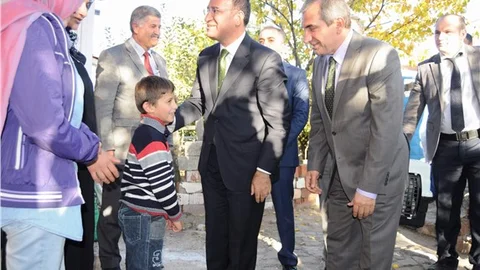 Cumhurbaşkanı Erdoğan'ın hediye köpeğini Bozdağ teslim etti