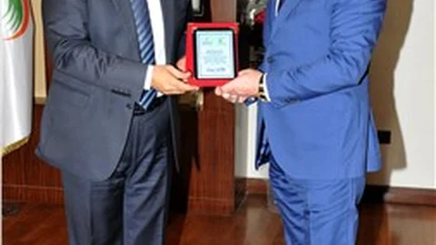 Başkan Çetin, çevreci iş adamlarına plaket verdi