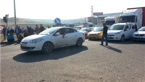 Çatışma sebebiyle Habur'a giden TIR'lar saatlerce Cizre’de bekledi